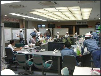 20110413-TEPCO  emerrgency response room an_004.jpg